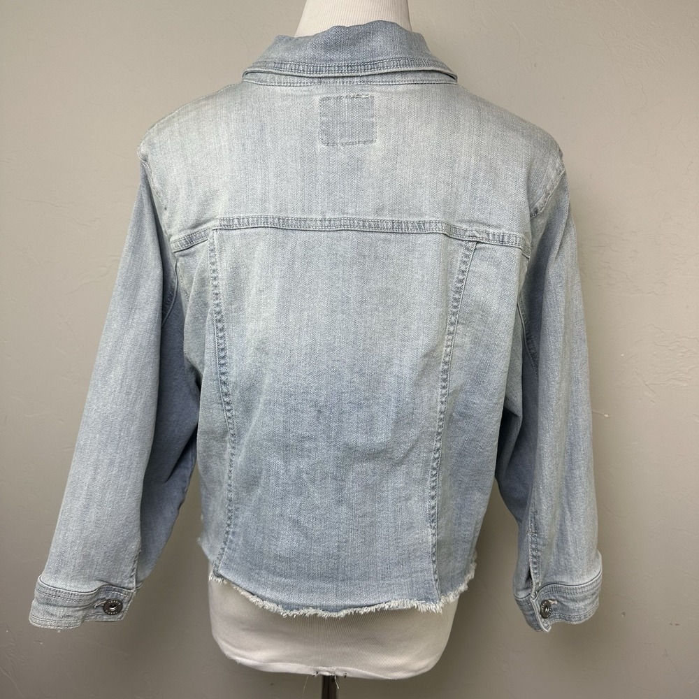 Torrid Denim Jacket Womens 4 Light Wash Frayed Hem Stretch Button Front Plus - Picture 12 of 16